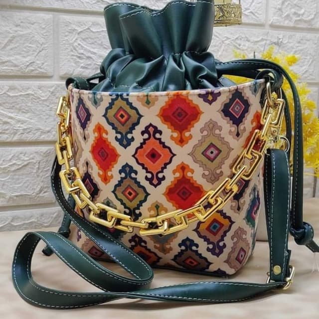Bucket style hand bag